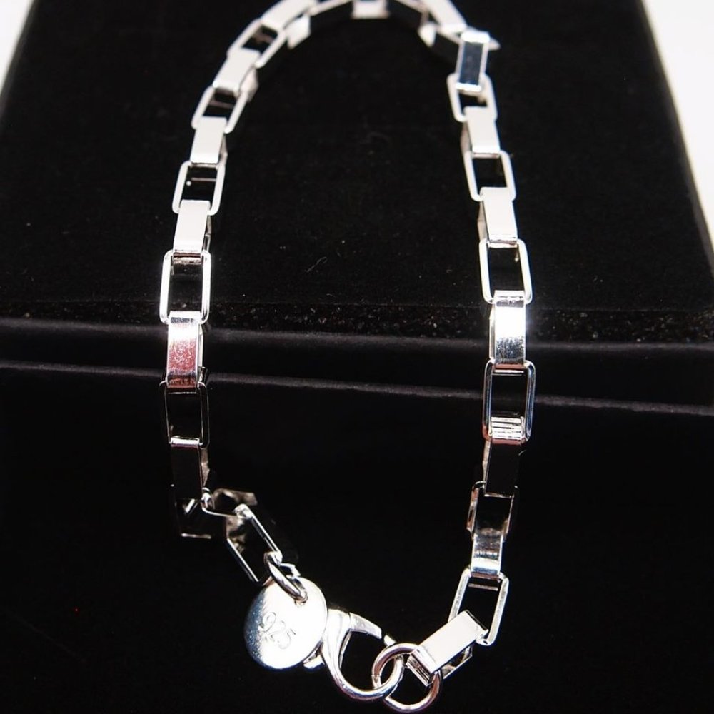 Stunning 8 Inch x 5mm. Box Style Bracelet Stamped as .925 Solid Sterling Silver - Picture 2 of 6